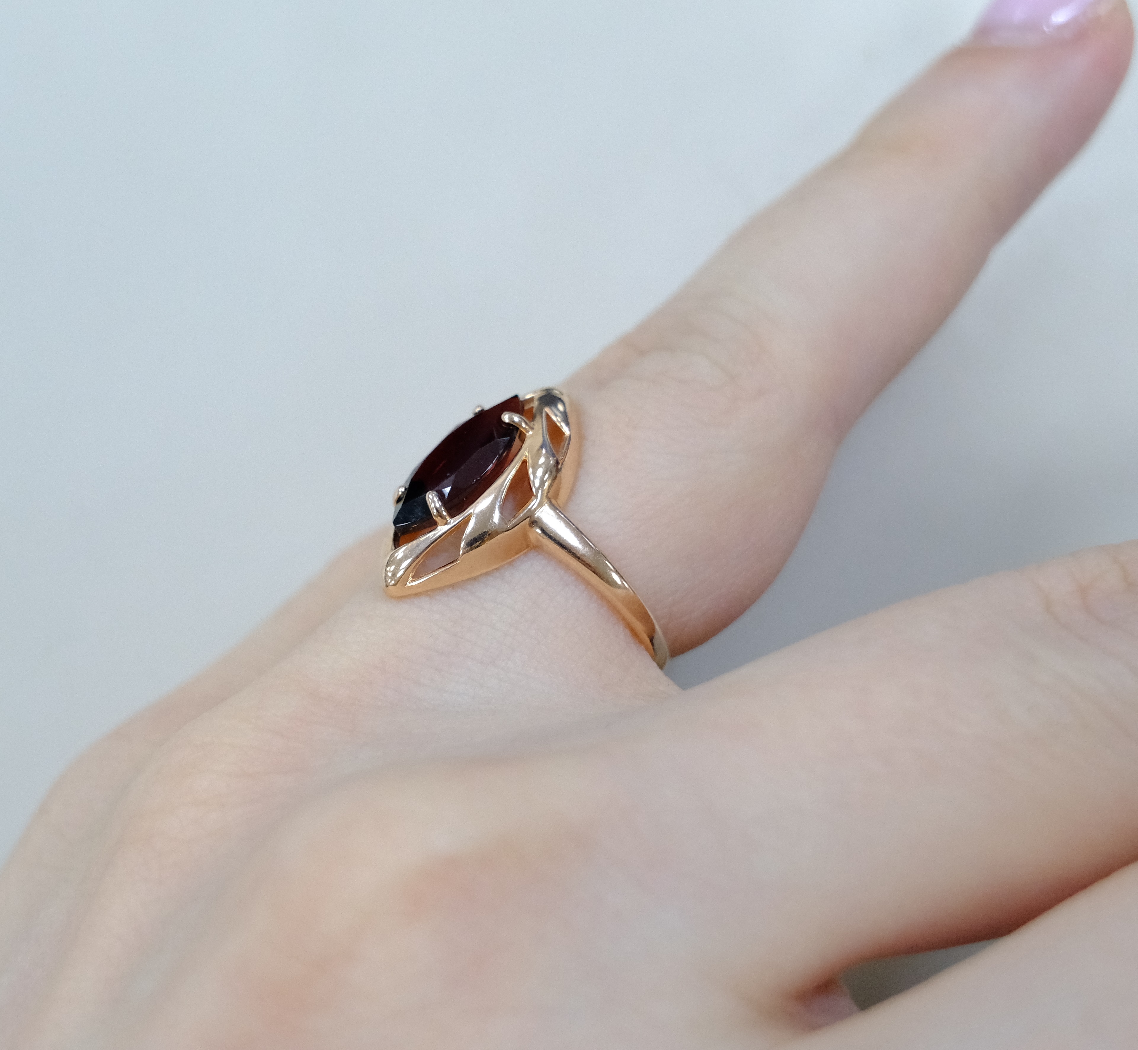 Серебряное кольцо с гранатом